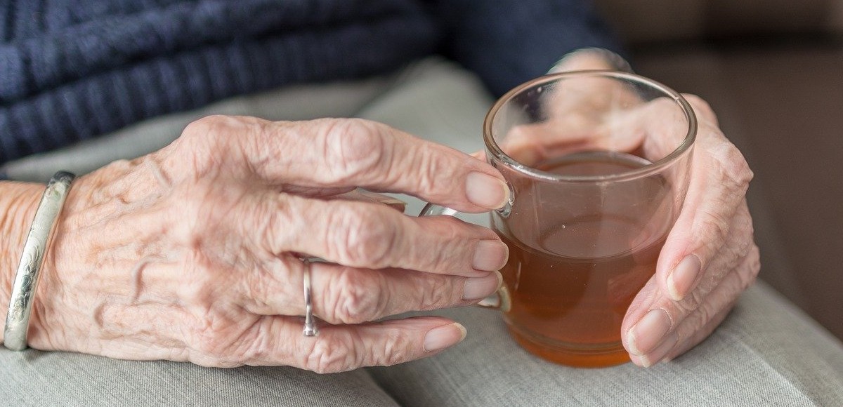 Quanta acqua bere al giorno anziani