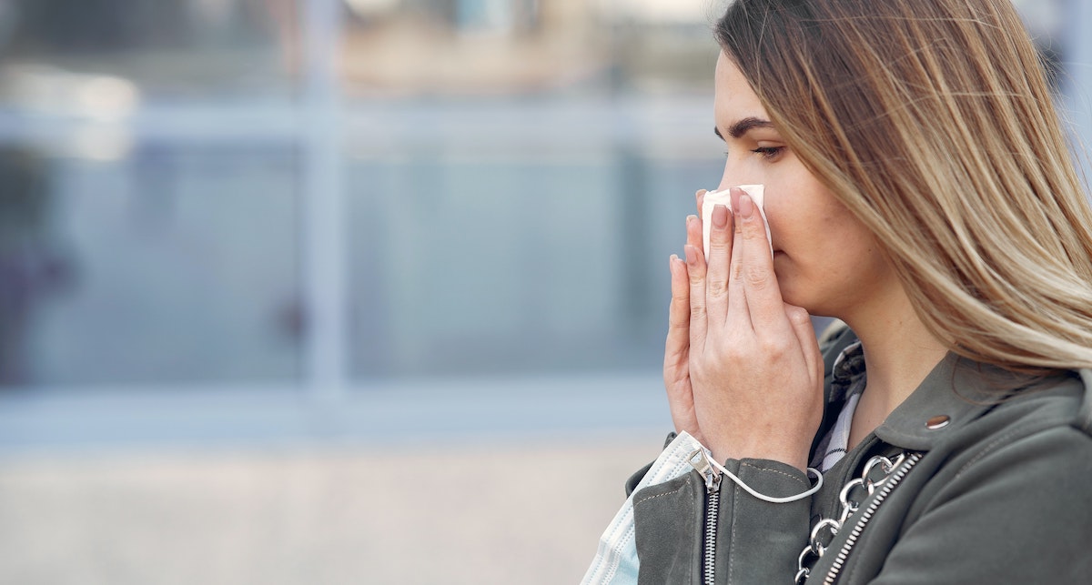 ragazza con influenza