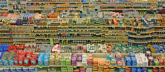 prodotti etichette nel supermercato