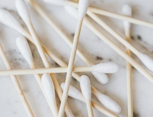 Come pulire le orecchie: cotton fioc sì o no