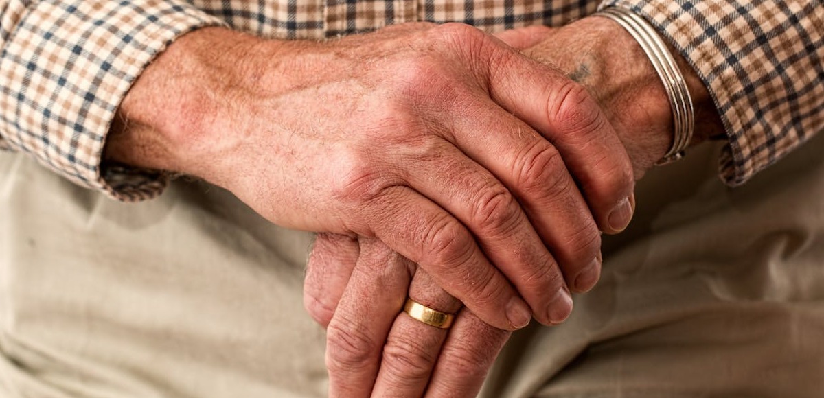 tremore essenziale negli anziani, sintomi, terapia